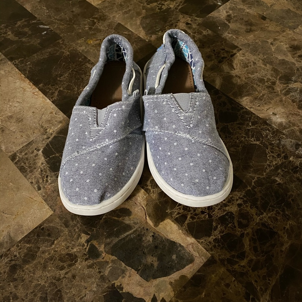 Girls Toms.